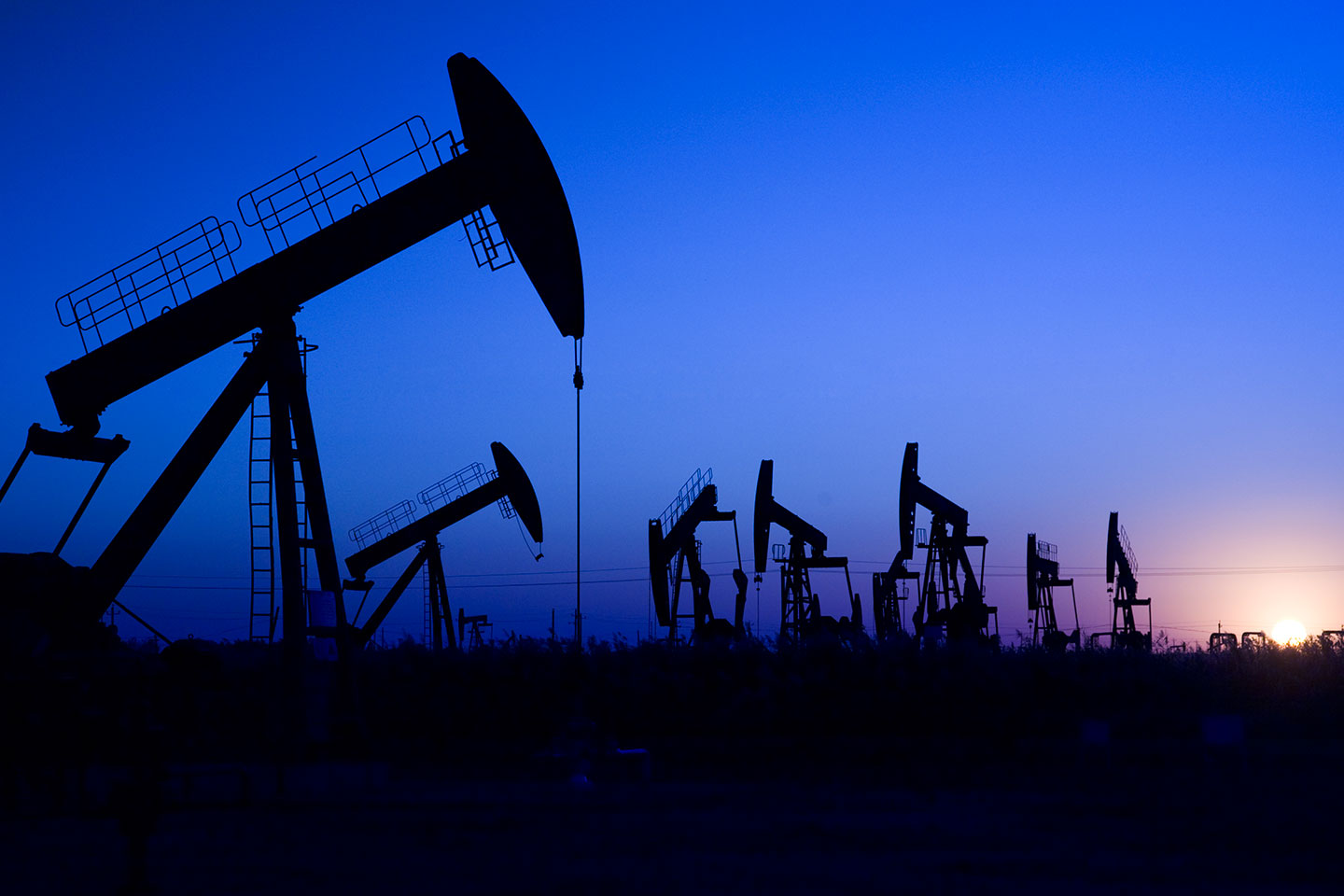 Oil hits new 4yr high on Iran supply fears
