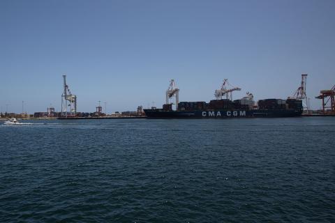 About 2,300 wharfies walk off the job in Freo