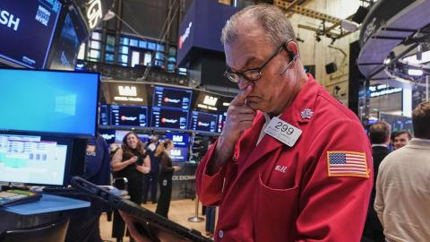 Tech stocks, jobs data lift sentiment on Wall St
