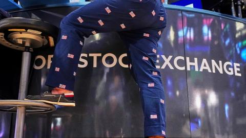 Wall St's record rally pauses amid Mideast impasse