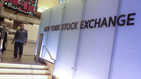 Wall St tumbles on tech as Fed, AI concerns mount